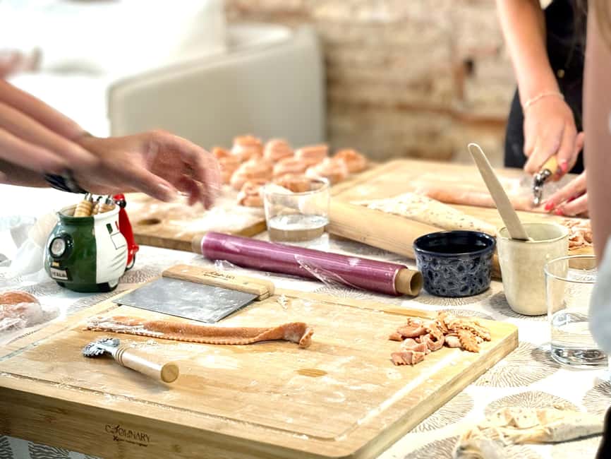Valencia: Fresh Pasta Workshop with Lunch/Dinner in the Center - Preparing the filling and using the pasta machine