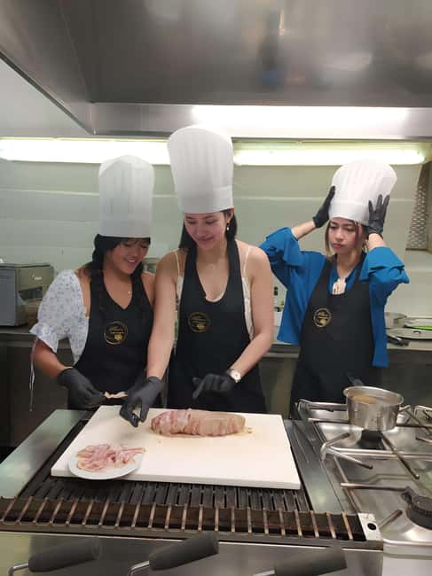 Valnerina/Pasta cooking class in a 12th century location - What the Strongest Praise Tells You