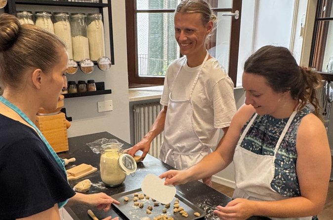 Vegan Pasta in Verona in a family home Kitchen - Why the stone mill makes this Verona class different