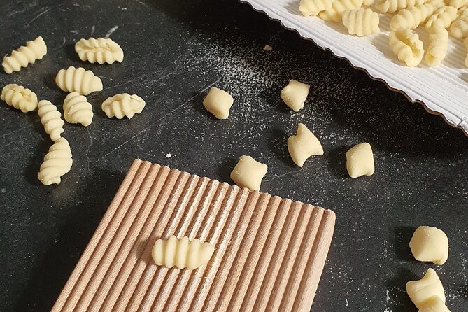 Vegan Pasta in Verona in a family home Kitchen - The wine toast and handmade meal